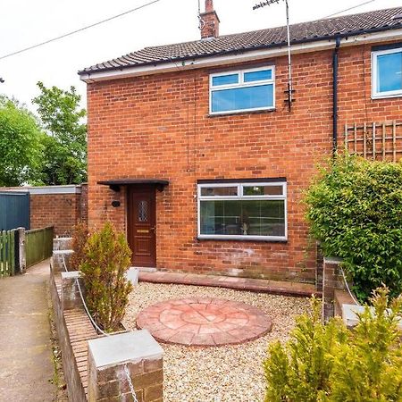 Cheerful 3 Bedroom Home With Parking Near Chester Saughall Exterior photo