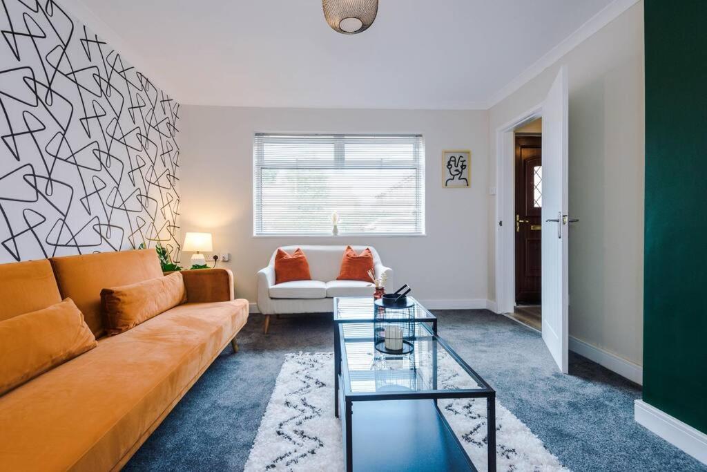 Cheerful 3 Bedroom Home With Parking Near Chester Saughall Exterior photo